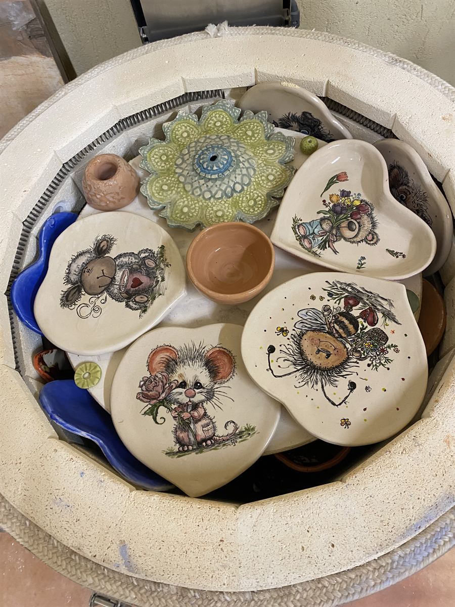 Ensemble de céramiques artisanales faites main à Florensac : assiettes cœur peintes à la main, coupelles et pièces décoratives