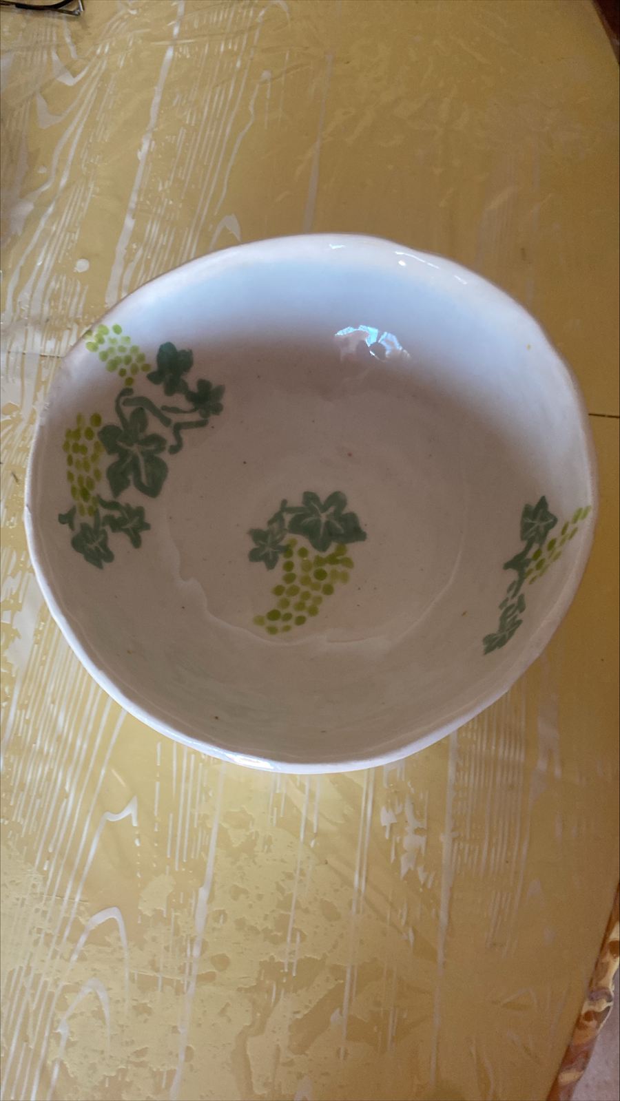 Saladier en faïence blanche à décor de vigne et grappes de raisin peint à la main